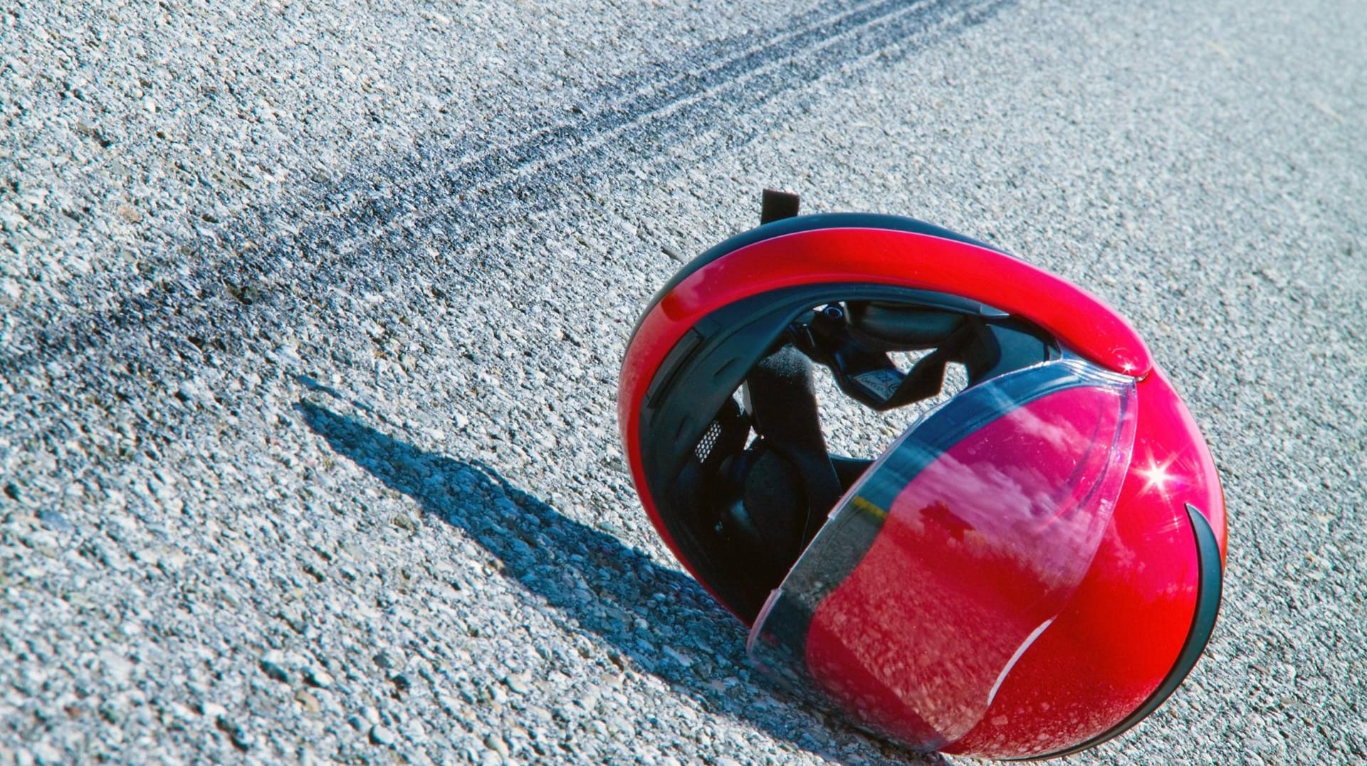 Der Schutzhelm eines Motorradfahrers: In Baden-Baden nahm ein Autofahrer einem Biker die Vorfahrt – das führte zu einem schweren Unfall. (Symbolbild)