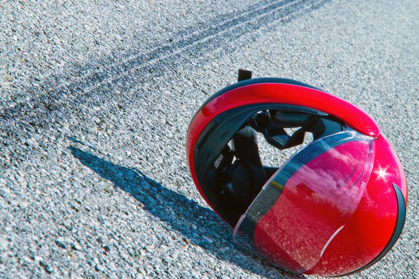 Der Schutzhelm eines Motorradfahrers: In Baden-Baden nahm ein Autofahrer einem Biker die Vorfahrt – das führte zu einem schweren Unfall. (Symbolbild)