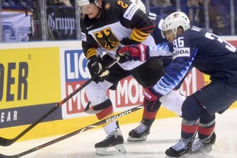 Intensiver Zweikampf: Deutschlands Denis Reul (l.) und der US-Amerikaner Colin White.