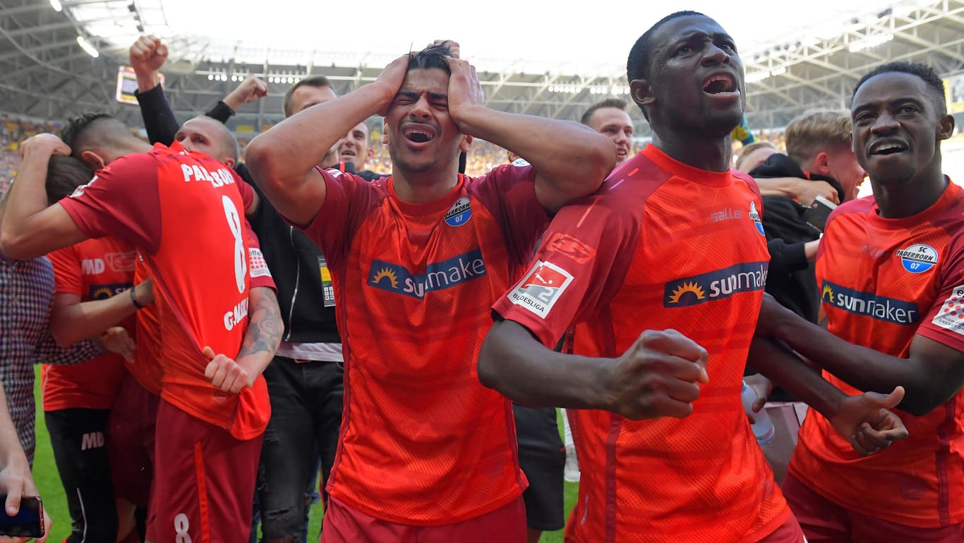 Bei Paderborns Spielern fließen die Freudentränen: Der SC hat den Durchmarsch von der 3. in die 1. Liga geschafft.