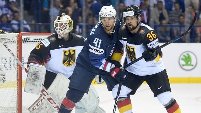 Yannic Seidenberg (r) und US-Spieler Luke Glendening im Zweikampf vor dem deutschen Tor. Yannic Seidenberg (r) und US-Spieler Luke Glendening im Zweikampf vor dem deutschen Tor.