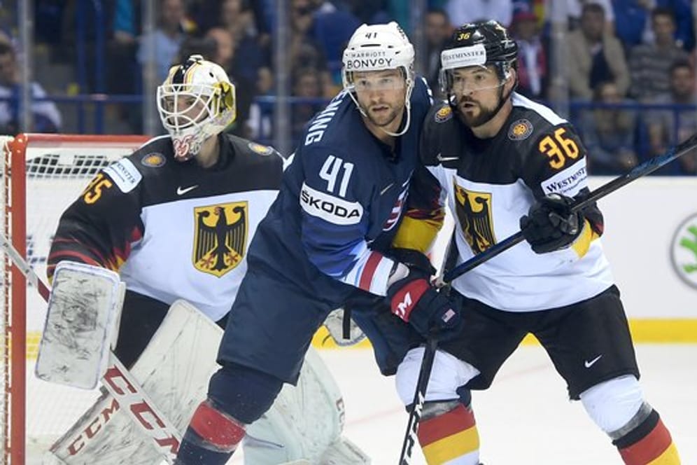 Yannic Seidenberg (r) und US-Spieler Luke Glendening im Zweikampf vor dem deutschen Tor.