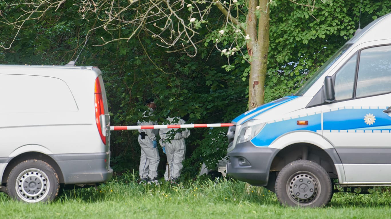 Treptower Park in Berlin: Kriminaltechniker sichern in der beliebten Grünanlage Spuren. Spaziergänger hatten zuvor eine männliche Leiche gefunden.