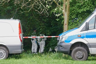 Treptower Park in Berlin: Kriminaltechniker sichern in der beliebten Grünanlage Spuren. Spaziergänger hatten zuvor eine männliche Leiche gefunden.