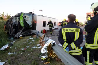 A9 bei Leipzig: Ein Bus des Unternehmens Flixbus ist schwer verunglückt. Mindestens ein Mensch kam bei dem Unfall ums Leben.