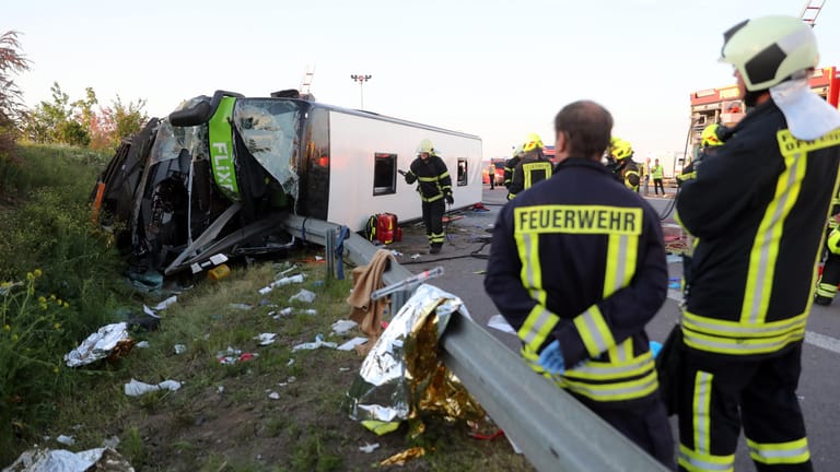 A9 bei Leipzig: Ein Bus des Unternehmens Flixbus ist schwer verunglückt. Mindestens ein Mensch kam bei dem Unfall ums Leben.
