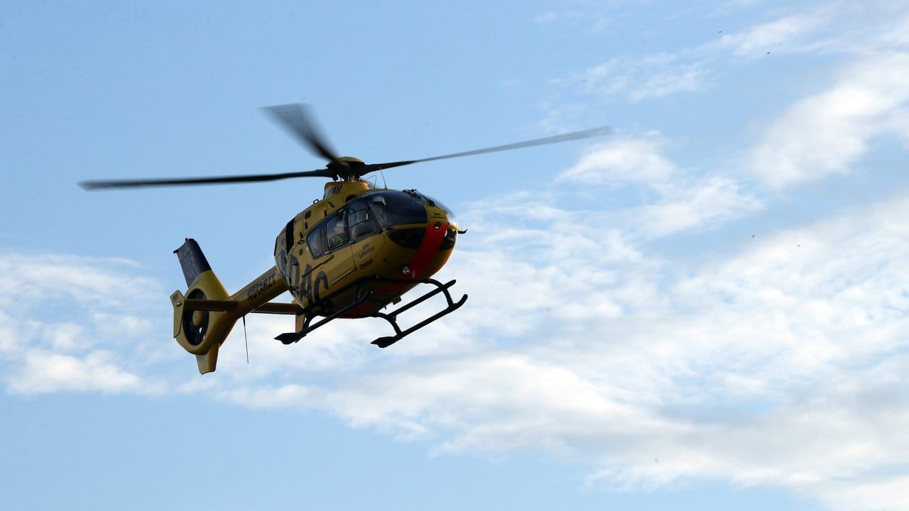 Ein Hubschrauber der ADAC Luftrettung (Symbolbild): Ein 36-Jähriger musste am Wochenende per Rettungshubschrauber ins Krankenhaus geflogen werden.