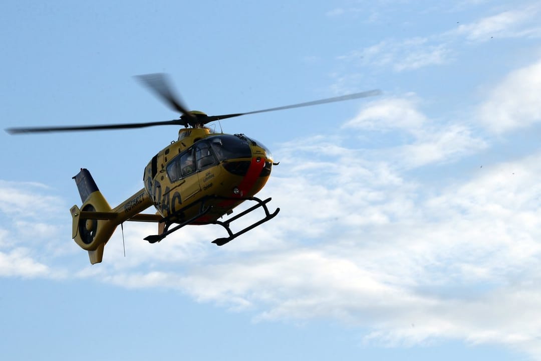 Ein Hubschrauber der ADAC Luftrettung (Symbolbild): Ein 36-Jähriger musste am Wochenende per Rettungshubschrauber ins Krankenhaus geflogen werden.