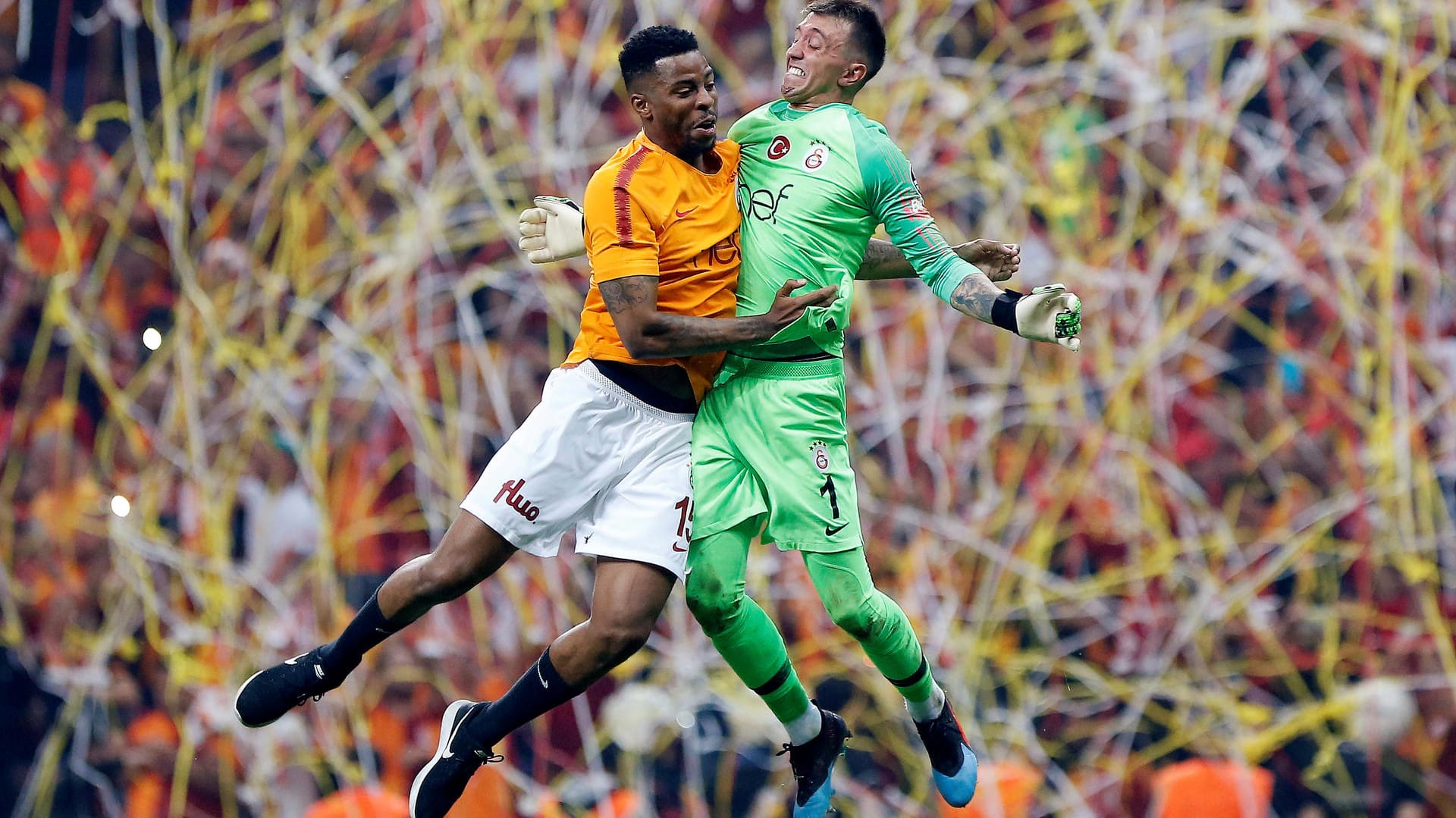 Pure Freude: Galatasarays Torwart Fernando Muslera (r.) und Mittelfeldspieler Ryan Donk machen nach dem Gewinn der Meisterschaft Luftsprünge.