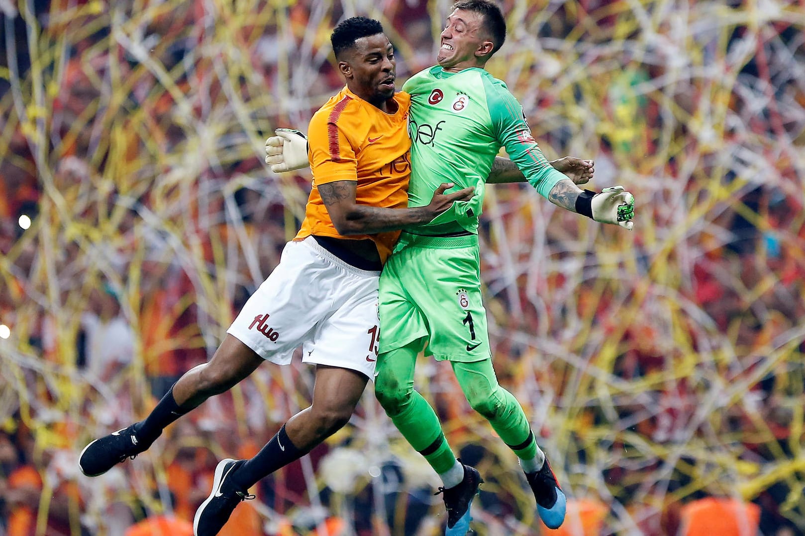 Pure Freude: Galatasarays Torwart Fernando Muslera (r.) und Mittelfeldspieler Ryan Donk machen nach dem Gewinn der Meisterschaft Luftsprünge.
