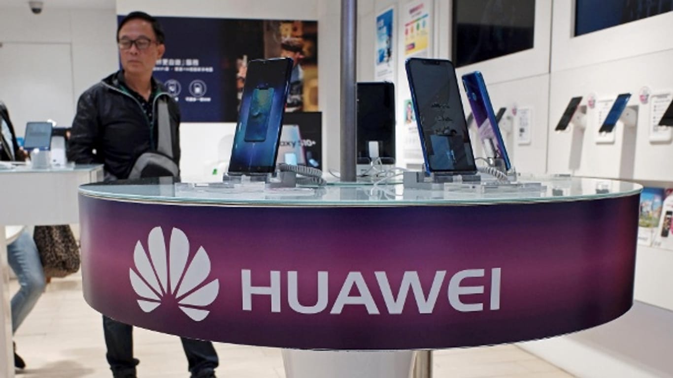 Huawei-Handys in einem Laden: Am vergangenen Freitag hatte die US-Regierung Huawei auf eine schwarze Liste gesetzt.