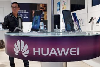 Huawei-Handys in einem Laden: Am vergangenen Freitag hatte die US-Regierung Huawei auf eine schwarze Liste gesetzt.