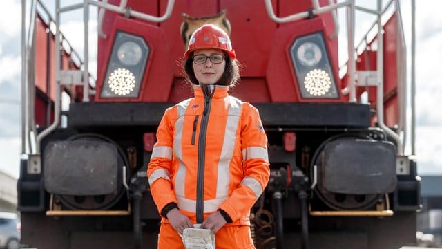 Faszinationsberuf Lokführerin: Die angehende Eisenbahnerin im Betriebsdienst Concetta Schmied vor einer Rangierlokomotive - auf und mit ihr findet die Ausbildung statt.