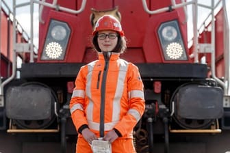 Faszinationsberuf Lokführerin: Die angehende Eisenbahnerin im Betriebsdienst Concetta Schmied vor einer Rangierlokomotive - auf und mit ihr findet die Ausbildung statt.