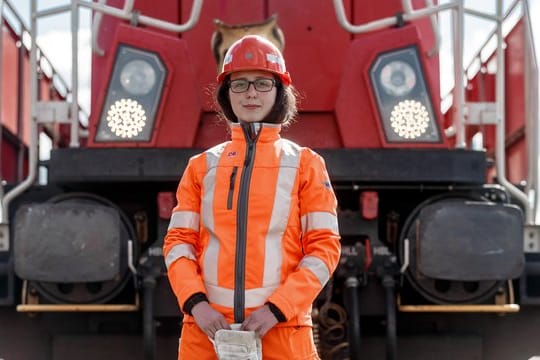 Faszinationsberuf Lokführerin: Die angehende Eisenbahnerin im Betriebsdienst Concetta Schmied vor einer Rangierlokomotive - auf und mit ihr findet die Ausbildung statt.