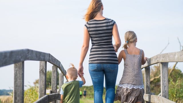 Wenn Arbeitnehmer schulpflichtige Kinder haben, muss der Arbeitgeber das bei der Urlaubsplanung entsprechend berücksichtigen.