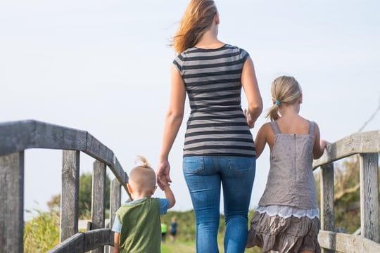 Wenn Arbeitnehmer schulpflichtige Kinder haben, muss der Arbeitgeber das bei der Urlaubsplanung entsprechend berücksichtigen.