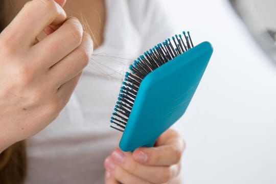 Allein das Entfernen von Haaren aus der Bürste reicht nicht.