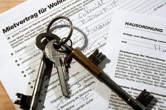 Schlüssel und Mietvertrag für eine Wohnung: Befristungen im Mietvertrag sind nicht einfach so zulässig. Der Vermieter muss eine Grund dafür nennen.
