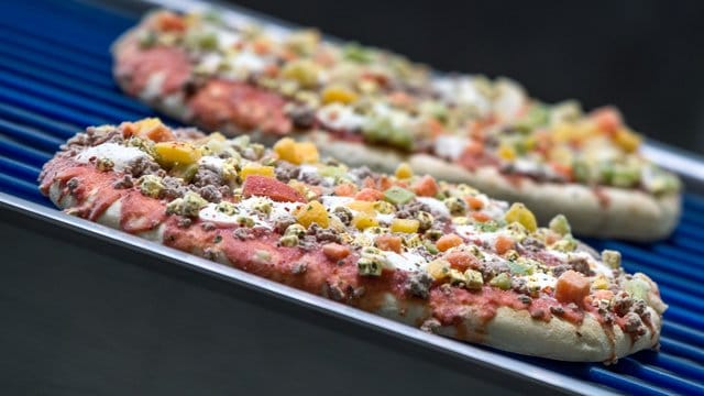Fertigpizza: Die Zahl der Übergewichtigen steigt, mittlerweile gilt hierzulande jeder zweite Erwachsene als zu dick. Fertigpizza: Die Zahl der Übergewichtigen steigt, mittlerweile gilt hierzulande jeder zweite Erwachsene als zu dick.