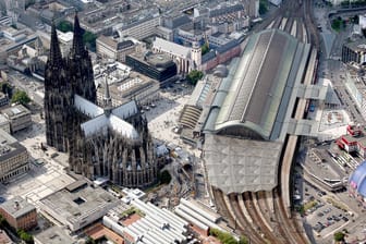Das Kölner Stadtzentrum aus der Luft: Seit 125 Jahren existieren Dom und Hauptbahnhof in unmittelbarer Nähe.