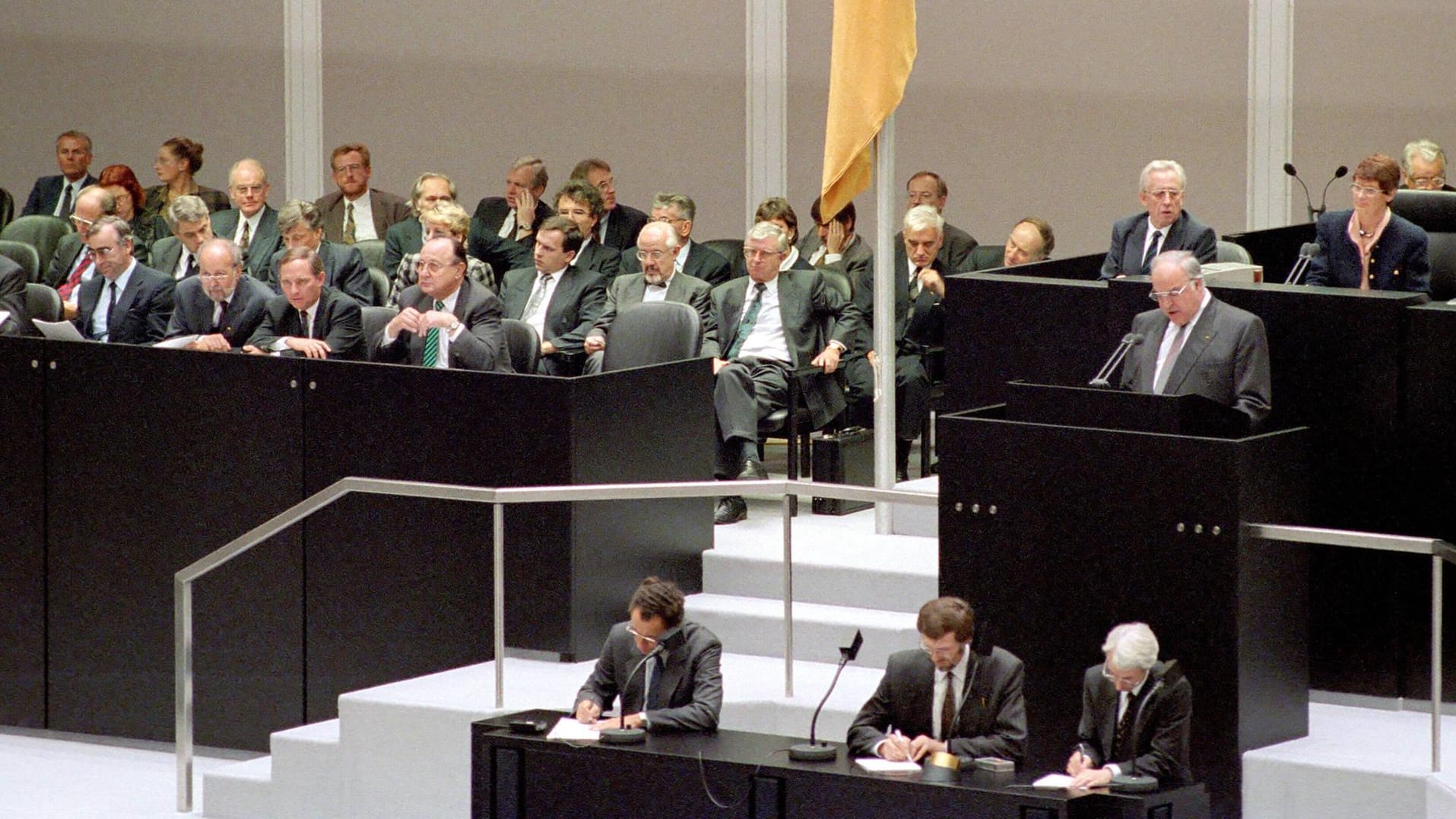 4. Oktober 1990: Der damalige Bundeskanzler Helmut Kohl am Rednerpult auf der ersten gesamtdeutschen Sitzung des Bundestages im Reichstag.