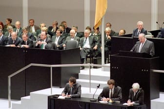 4. Oktober 1990: Der damalige Bundeskanzler Helmut Kohl am Rednerpult auf der ersten gesamtdeutschen Sitzung des Bundestages im Reichstag.