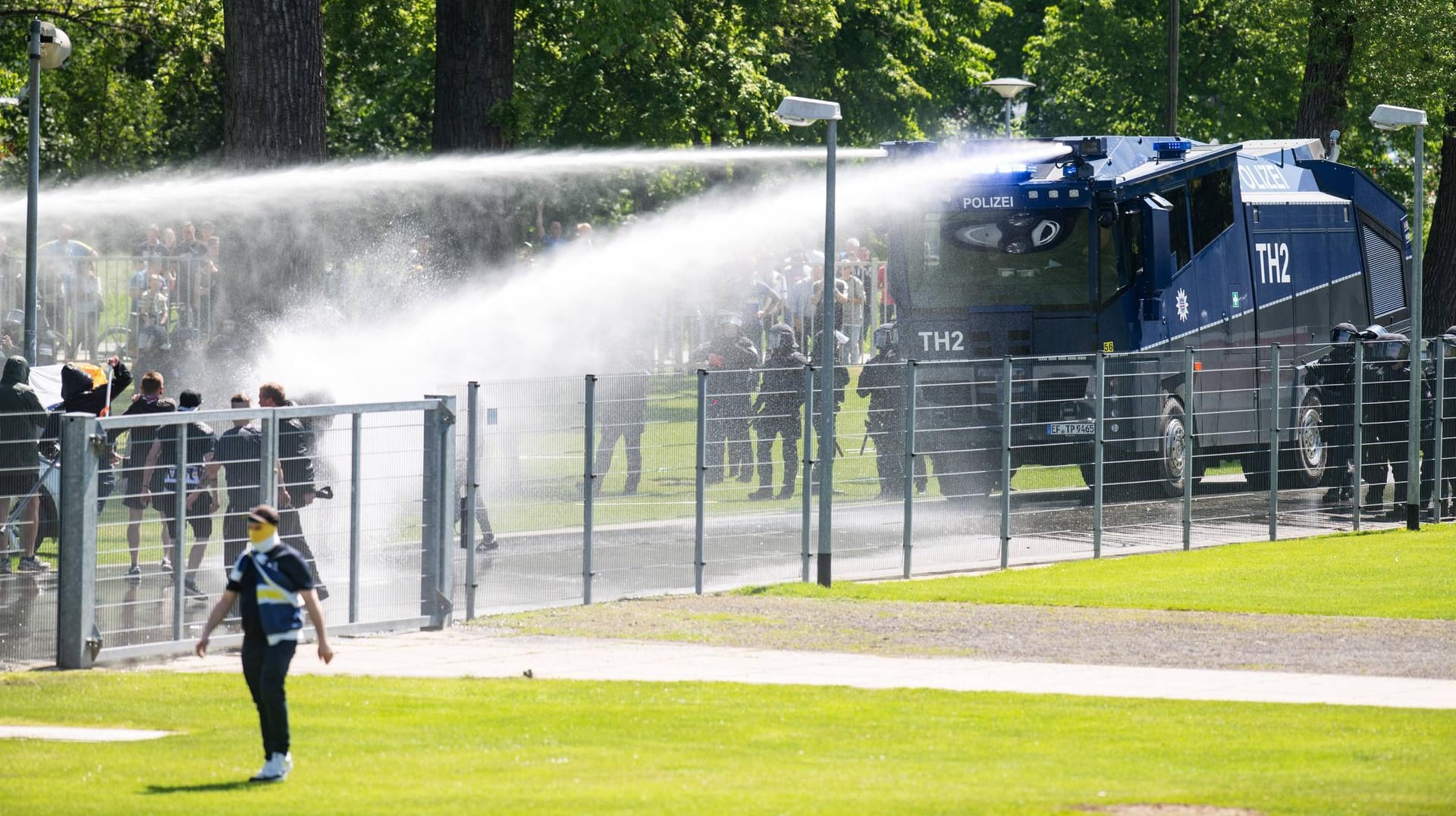 Die Polizei geht mit Wasserwerfern gehen Fußballfans am Ernst-Abbe-Sportfeld in Jena vor: 13 Beamte wurden bei den Ausschreitungen verletzt.