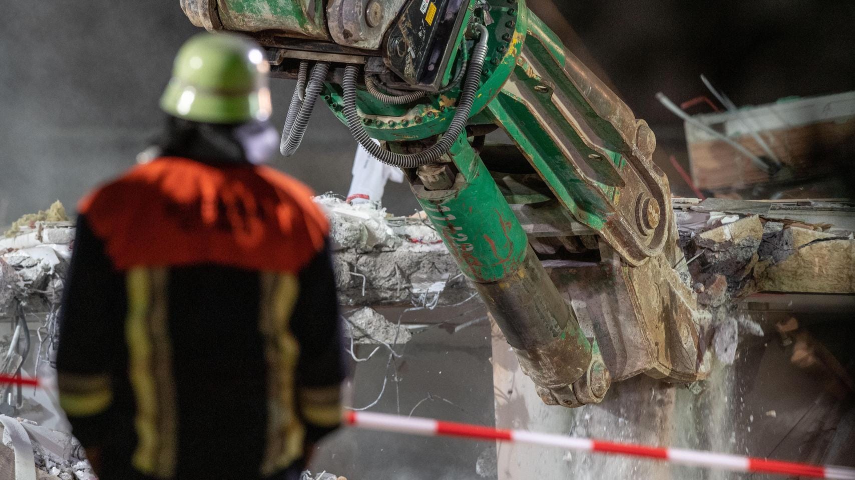 Explsoion in Rettenbach am Auerberg: Hunderte Einsatzkräfte haben in den Trümmern eines Wohnauses nach drei vermissten Personen gesucht.