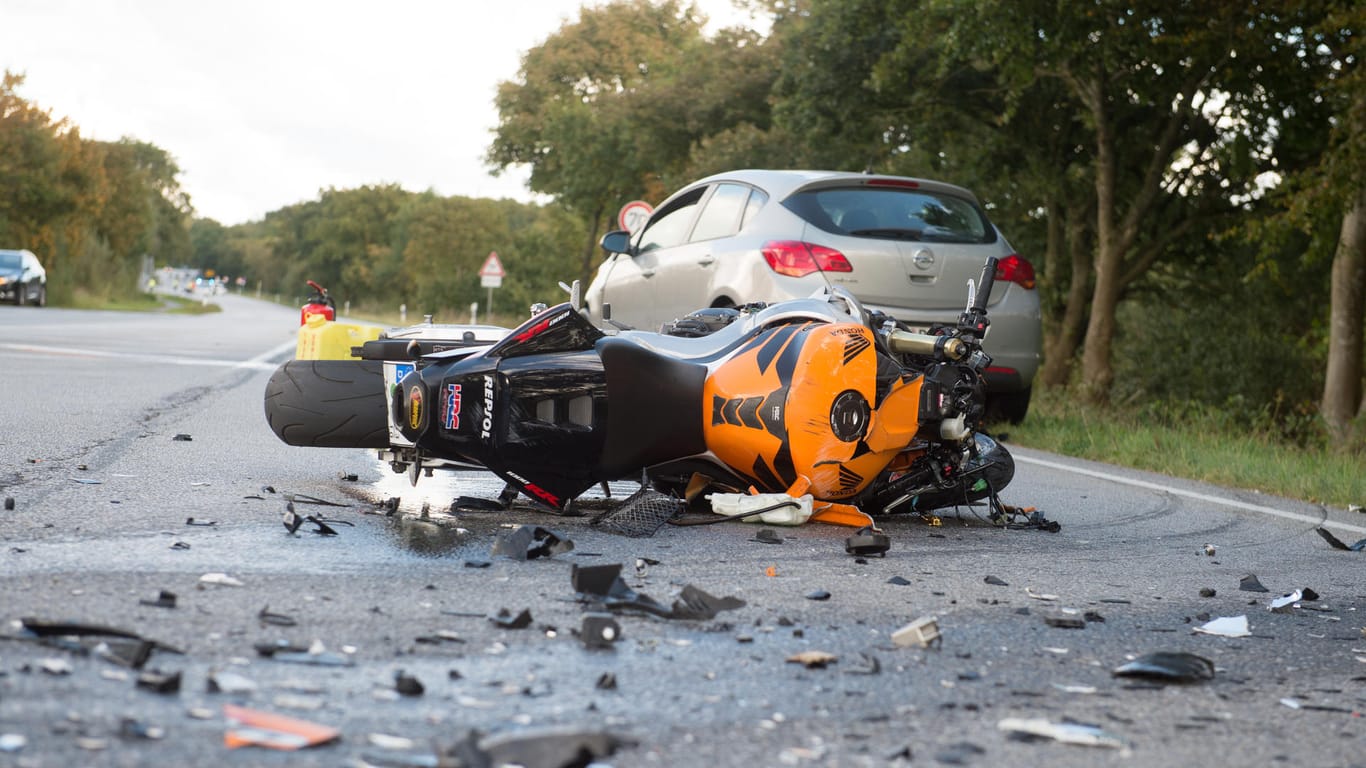 Ein Motorrad liegt nach einem Unfall auf der Straße: Vor allem in Kurve kam es immer wieder zu Unglücken. (Symbolbild)