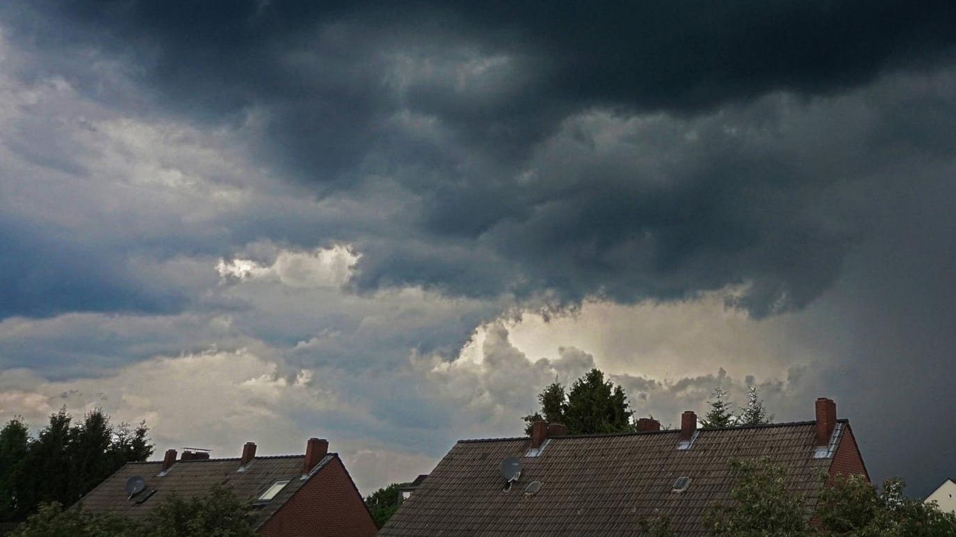 Gewitterwolken über Essen: Mit Ausnahme der Küstengebiete rechnet der DWD am Montag für den Rest Deutschlands mit Gewitter, Starkregen und Hagel.