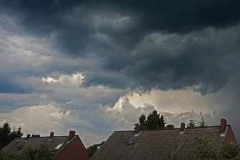 Gewitterwolken über Essen: Mit Ausnahme der Küstengebiete rechnet der DWD am Montag für den Rest Deutschlands mit Gewitter, Starkregen und Hagel.