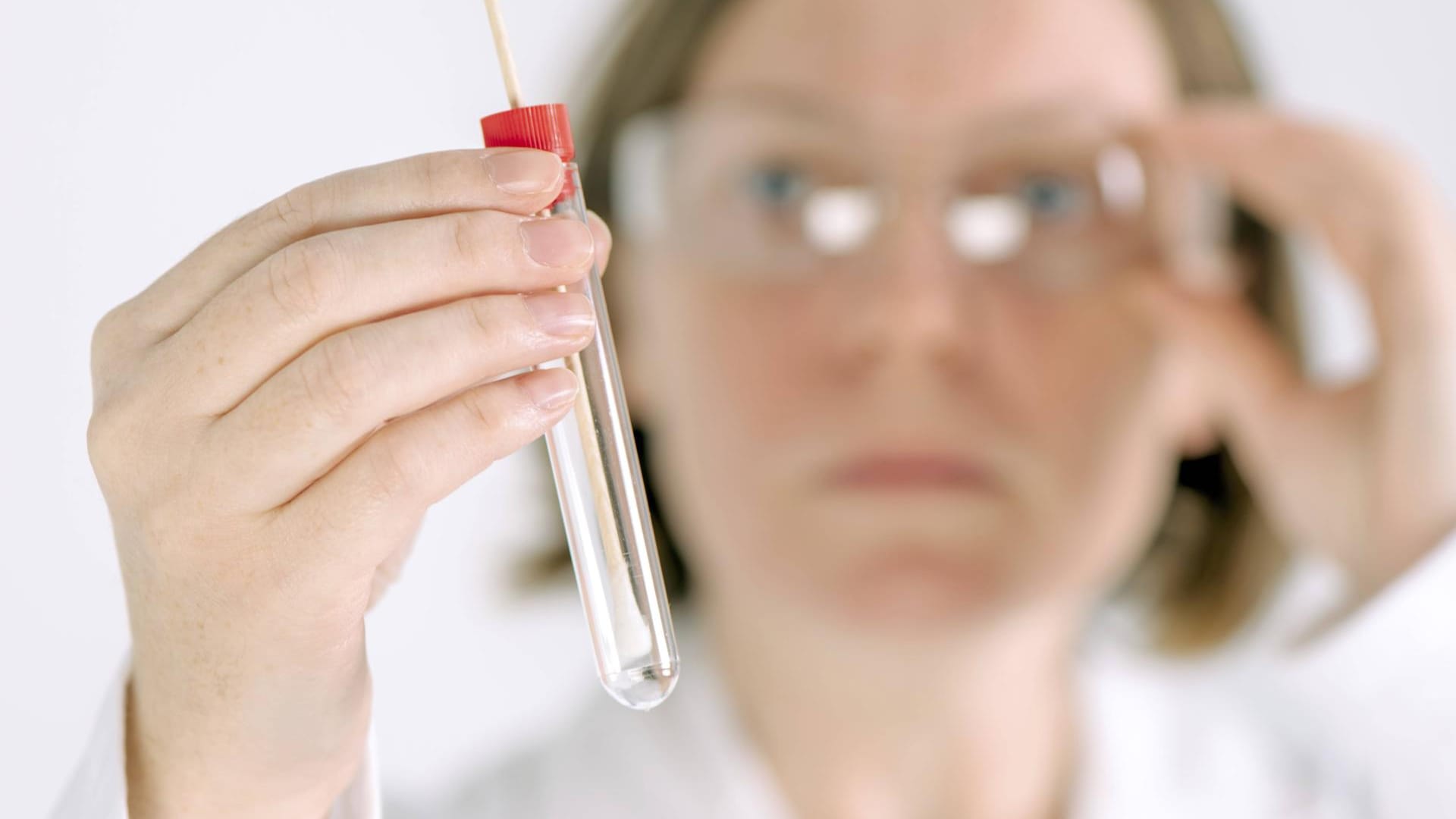 Eine Forscherin hält eine forensische Probe: Sogenannte "Body Farms" gibt es schon seit mehreren Jahren in den USA. (Symbolbild) Eine Forscherin hält eine forensische Probe: Sogenannte "Body Farms" gibt es schon seit mehreren Jahren in den USA. (Symbolbild)