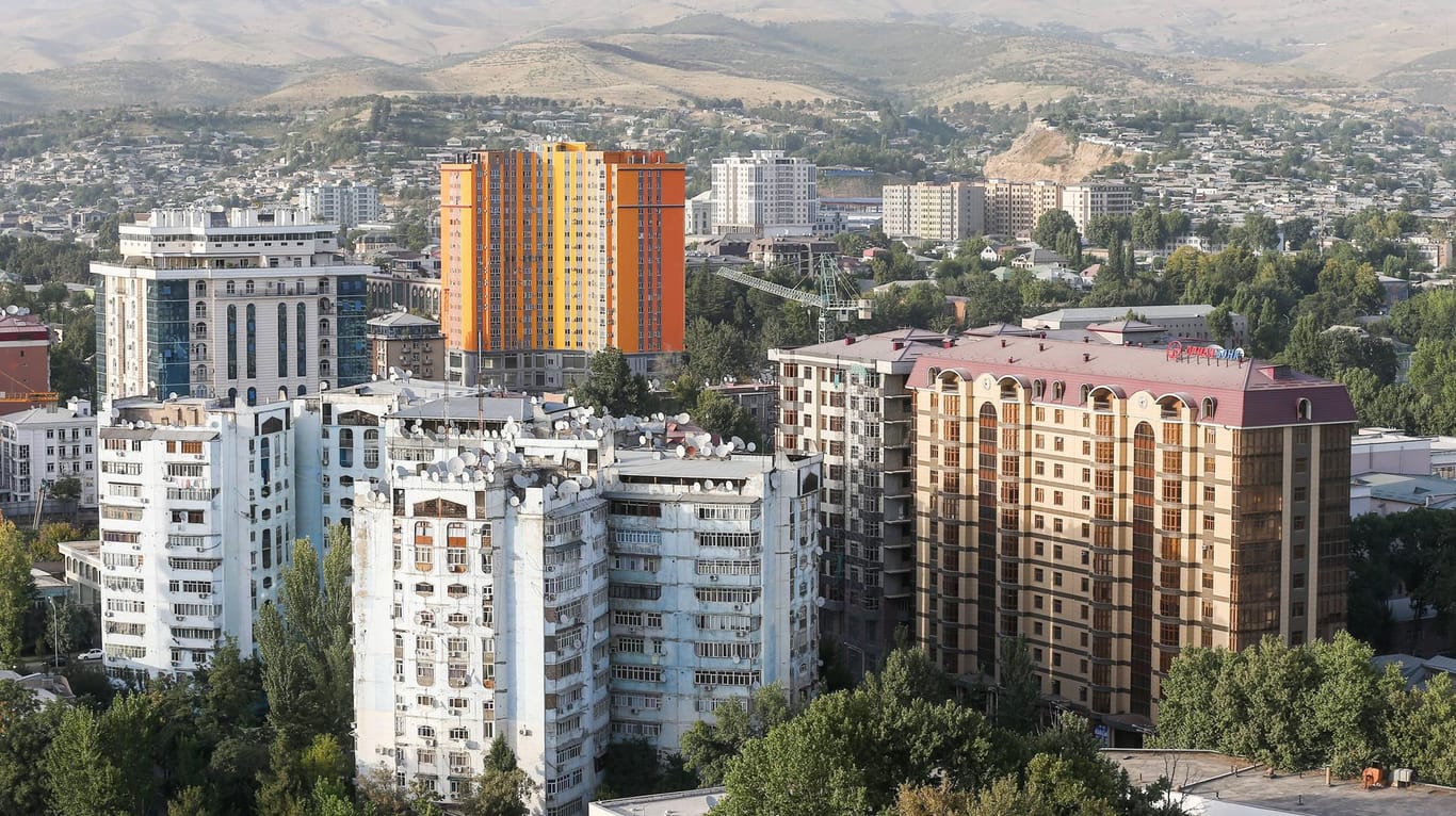 Blick über die tadschikische Hauptstadt Duschanbe: Das Gefängnis, in dem es zu den Unruhen kann, liegt unweist der Landeshauptstadt. (Archivbild)