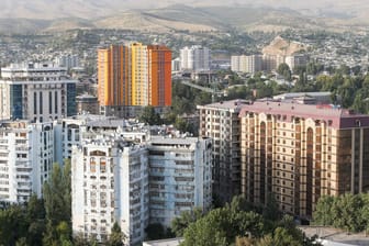 Blick über die tadschikische Hauptstadt Duschanbe: Das Gefängnis, in dem es zu den Unruhen kann, liegt unweist der Landeshauptstadt. (Archivbild)