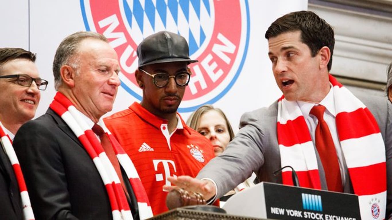 Der FC Bayern München um Clubchef Karl-Heinz Rummenigge (l) und Jérôme Boateng (M.