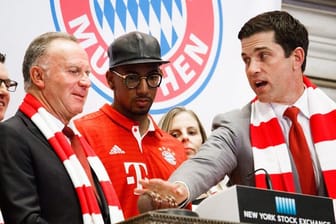 Der FC Bayern München um Clubchef Karl-Heinz Rummenigge (l) und Jérôme Boateng (M.