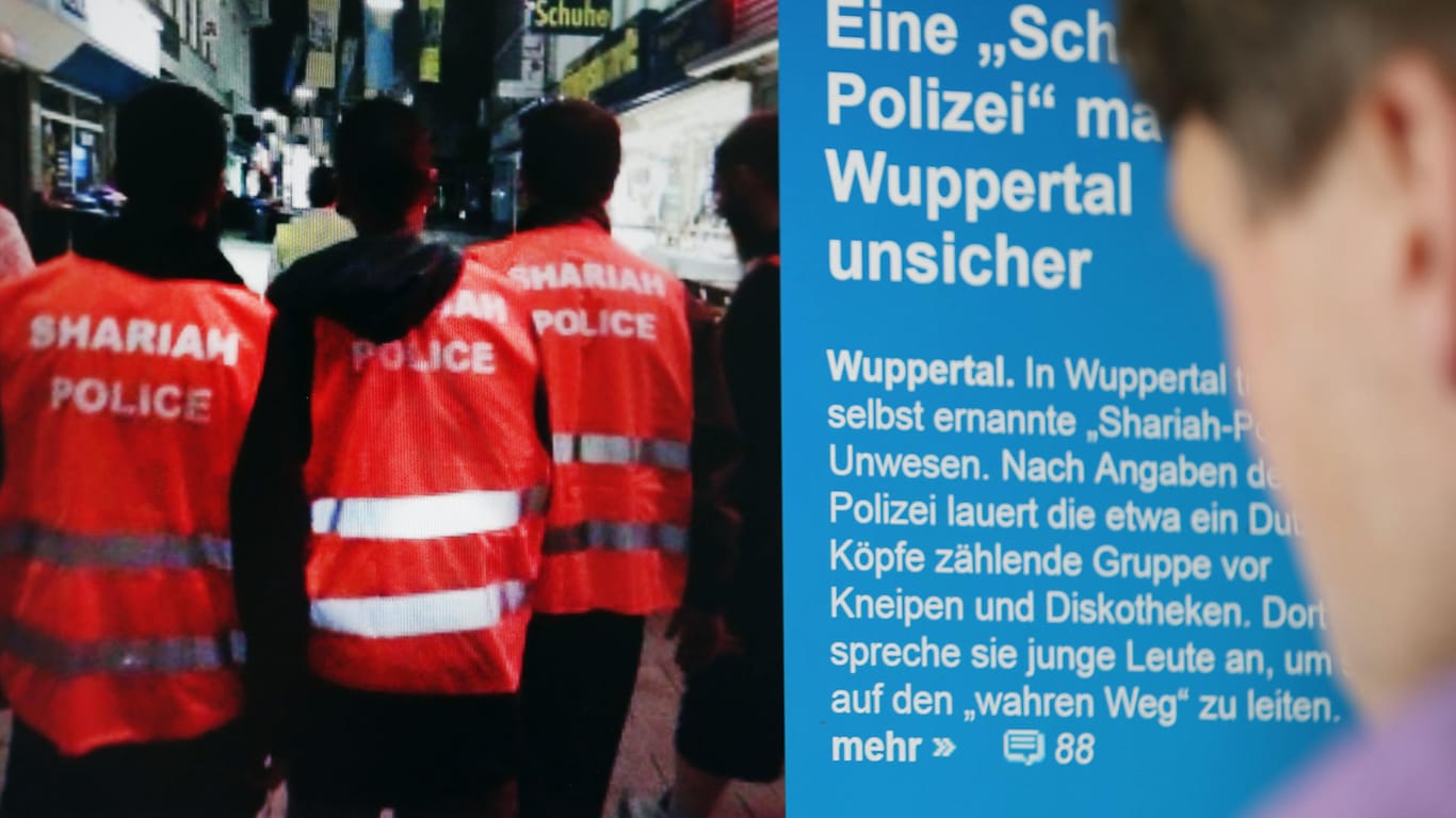 Prozess um die Wuppertaler "Scharia-Polizei": Mit ihren bedruckten Warnwesten sollen die Islamisten gegen das Uniform-Verbot verstoßen haben.