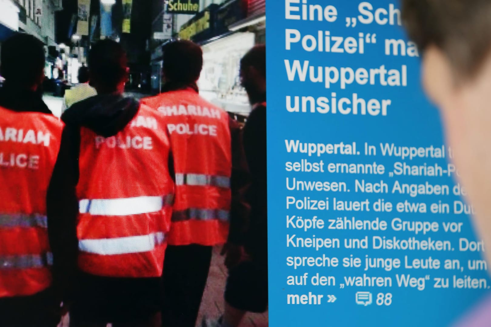 Prozess um die Wuppertaler "Scharia-Polizei": Mit ihren bedruckten Warnwesten sollen die Islamisten gegen das Uniform-Verbot verstoßen haben.