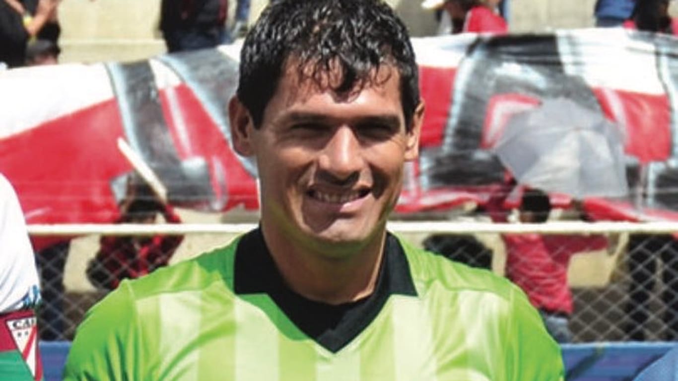 Víctor Hugo Hurtado: Der Schiedsrichter ist während eines Flussballspiels zusammengebrochen und kurz darauf in einem Krankenhaus gestorben.