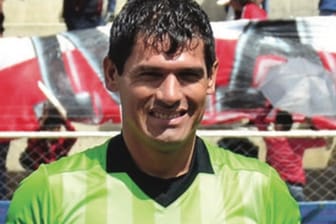 Víctor Hugo Hurtado: Der Schiedsrichter ist während eines Flussballspiels zusammengebrochen und kurz darauf in einem Krankenhaus gestorben.