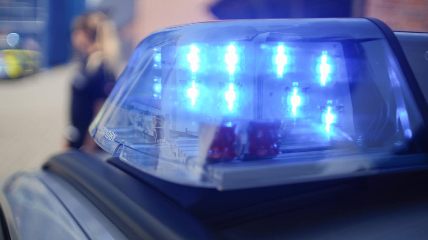 Symbolbild: Blaulicht auf einem Fahrzeug der Polizei
