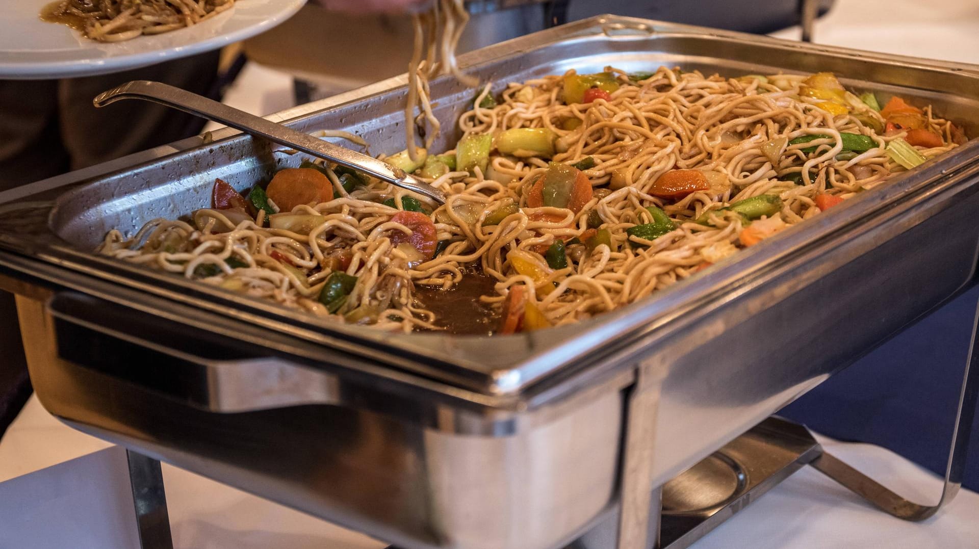 Ein Gast bedient sich an einem Büffet: Das Restaurant entschuldigte sich auf Facebook bei den anderen Gästen, die teilweise vor der Großgruppe flohen. (Symbolbild)