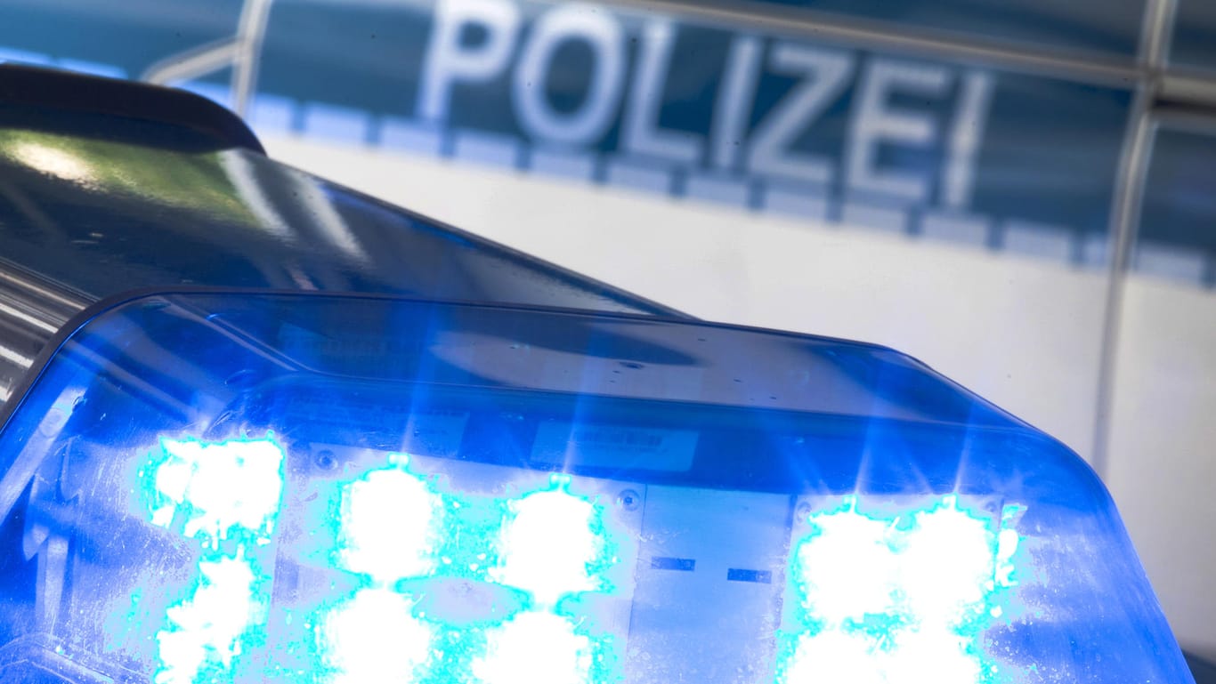 Blaulicht eines Polizeiwagens: Beamte nahmen den 35-Jährigen, der die Schnipsel geworfen hatte, vorläufig fest. (Symbolbild)