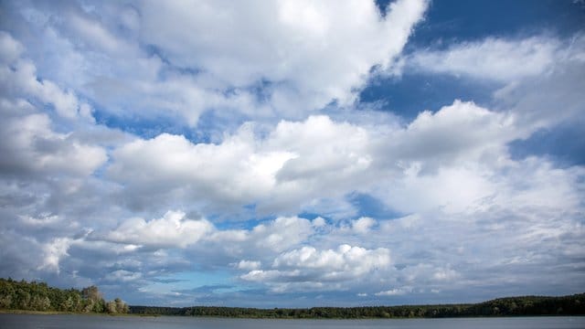 Ein wolkiger Himmel bildet nicht automatisch einen Sonnenschutz für die Haut. Ein wolkiger Himmel bildet nicht automatisch einen Sonnenschutz für die Haut.