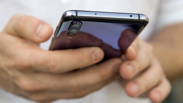 Hat der Besitzer dieses Huawei P20 Pro Hunderte Euro in den Wind geschossen? Nein, sagt Google: Bereits ausgelieferte Geräte laufen ohne Einschränkungen weiter.