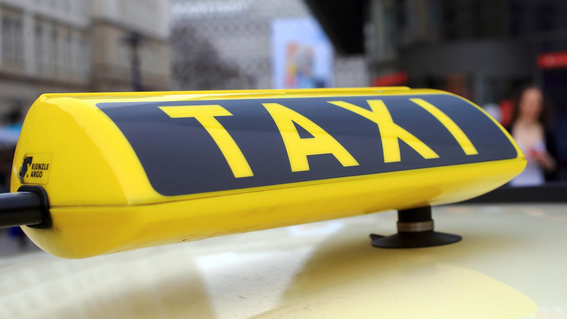 Ein Schild auf einem Taxi: Während die Eltern sich Sorgen machten, schlief das Baby tief auf dem Rücksitz des Taxifahrers. (Symbolbild)