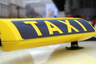 Ein Schild auf einem Taxi: Während die Eltern sich Sorgen machten, schlief das Baby tief auf dem Rücksitz des Taxifahrers. (Symbolbild)