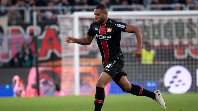 Jonathan Tah soll im Sommer für die A-Nationalmannschaft und die U21-Auswahl spielen. Jonathan Tah soll im Sommer für die A-Nationalmannschaft und die U21-Auswahl spielen.