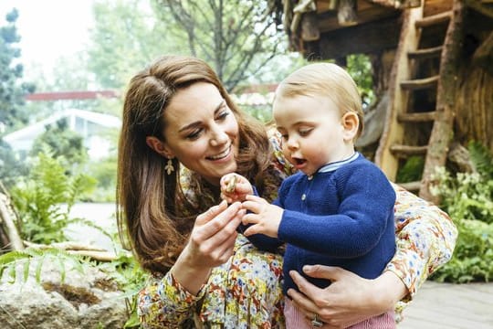 Die Herzogin von Cambridge zeigt ihrem jüngsten Sohn Prinz Louis die Welt.